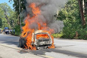 उदयपुरमा गुड्दै गरेको कारमा आगलागी