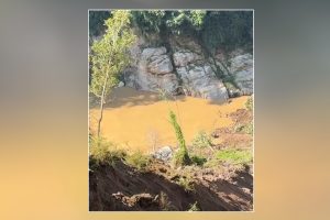 पाँचथरको दुथेनीमा पहिरो जाँदा फेमे खोला थुनियो