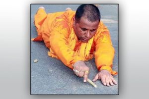 हिन्दु राष्ट्रका लागि विराटनगरका पूर्वमेयर पराजुलीले दण्डप्रणाम गर्दै सूर्यलाई अर्घ दिने