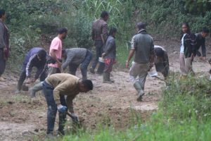 तेह्रथुममा बर्षाले क्षति पुगेको सडक श्रमदानबाट मर्मत