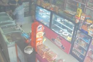 विराटनगरको किरण बेकरीमा पानी माग्दै पुगेका पुरुषद्वारा महिलामाथि कुटपिट 