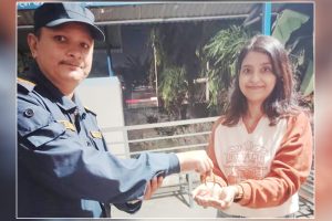 विराटनगरमा हराएको सुनको बाला भेटियो, प्रहरीले बुझायो सम्बन्धित व्यक्तिलाई