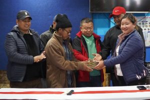 धनकुटामा बिरामीलाई आर्थिक सहयोग र बालबालिकालाई खाद्यान्न वितरण