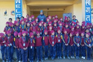 धनकुटाको धारापानी विद्यालयका विद्यार्थीलाई न्यानो कपडा