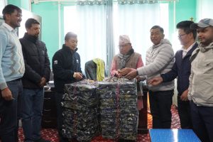 पूर्व शिक्षक रिजालद्वारा धनकुटा अस्पताललाई चकटी प्रदान