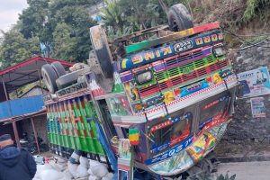 धनकुटामा ‘स्टेरिङ फेल’ भएर ट्रक दुर्घटना