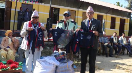 धनकुटाको श्री आधारभूत विद्यालयका विद्यार्थीलाई न्यानो कपडा वितरण