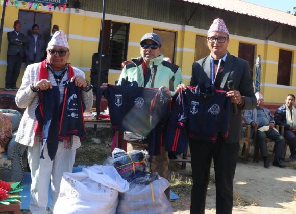 धनकुटाको श्री आधारभूत विद्यालयका विद्यार्थीलाई न्यानो कपडा वितरण