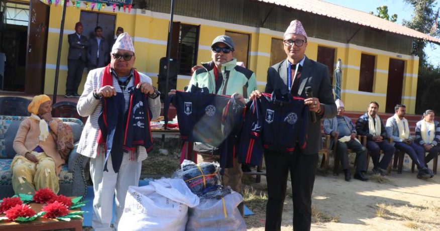 धनकुटाको श्री आधारभूत विद्यालयका विद्यार्थीलाई न्यानो कपडा वितरण