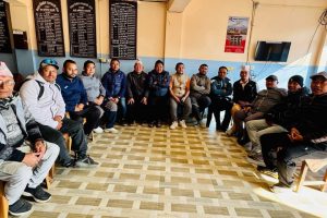 धनकुटाका क्यान्सर पीडित बालकलाई निर्माण व्यवसायी संघको सहयोग