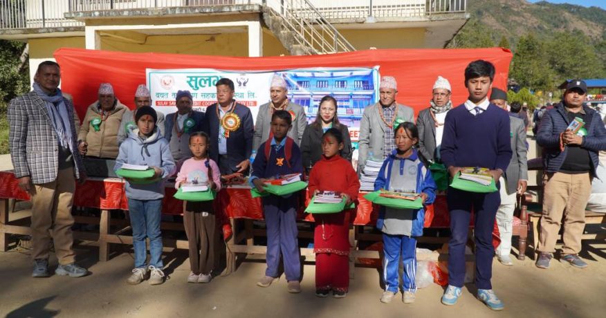 धनकुटाको सुलभ बचत सहकारीद्वारा कर्मचारी तथा विद्यार्थीलाई सम्मान