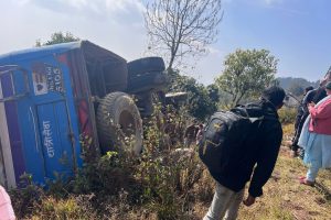 धनकुटाको त्रिशूलेमा बस दुर्घटना 