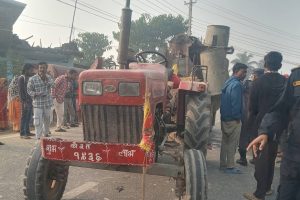मोरङको रतुवामाईमा ट्याक्टरमा जोडिएको मिक्सर मेसिनले किच्दा दुई जनाको मृत्यु