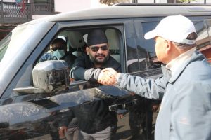 धनकुटामा गाडीबाट ओर्लिएनन् बालेन, समर्थकसँग गाडीबाटै हात मिलाए