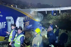 भद्रपुर विमानस्थलमा धसिएको विमान निकाल्न विराटनगरबाट लगियो क्रेन