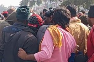 सुनसरीको लौकहीमा सडकमा शव राखेर प्रदर्शन, राजमार्ग अवरुद्ध