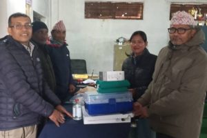 रंगेलीको त्रिभुवन माविलाई स्वास्थ्य सामग्री हस्तान्तरण