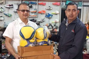 रंगेलीको त्रिभुवन माध्यमिक विद्यालयलाई खेलकुद सामग्री प्रदान