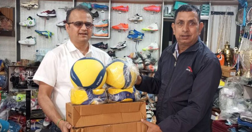 रंगेलीको त्रिभुवन माध्यमिक विद्यालयलाई खेलकुद सामग्री प्रदान