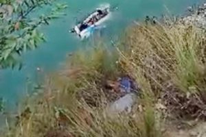 काठमाडौंबाट ओखलढुङ्गा आउँदै गरेको बस तामाकोसी नदीमा खस्यो