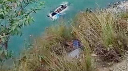 काठमाडौंबाट ओखलढुङ्गा आउँदै गरेको बस तामाकोसी नदीमा खस्यो