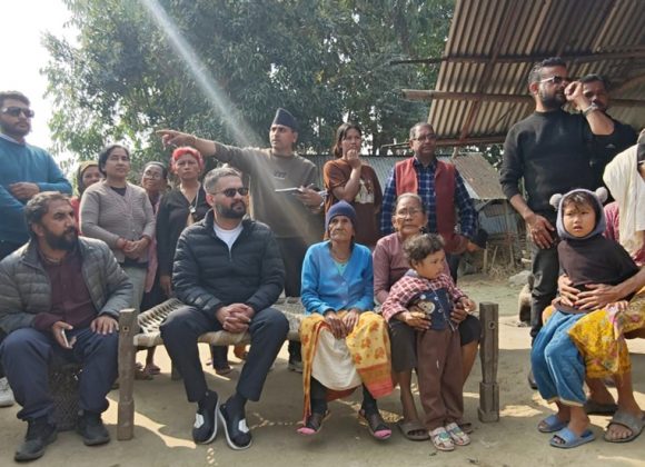 झापा–५ को सुकुम्बासी बस्तीका मतदातासँग बालेनले के भने ?