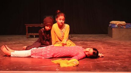 विराटनगरको आरोहण गुरुकुलमा विद्यार्थीहरूले प्रस्तुत गरे नाटक (फोटो फिचर)