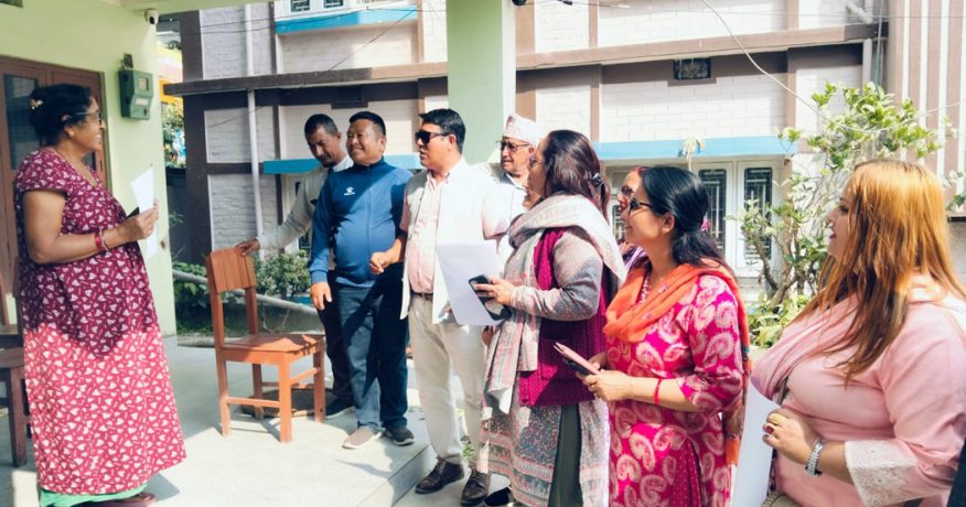 झापा–५ मा मतदाताका समस्या बुझ्न घरघरमा पुग्दै एमाले कार्यकर्ता