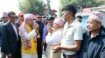 एमाले अध्यक्ष ओलीले आज दमक र गौरीगञ्जका टोल-टोलमा मतदाता भेट्दै