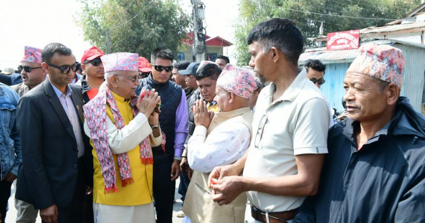 एमाले अध्यक्ष ओलीले आज दमक र गौरीगञ्जका टोल-टोलमा मतदाता भेट्दै
