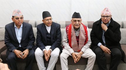 झापा पुगेर केपी ओलीले पत्रकारलाई सोधे– कस्तो हुँदैछ यहाँको माहोल ?