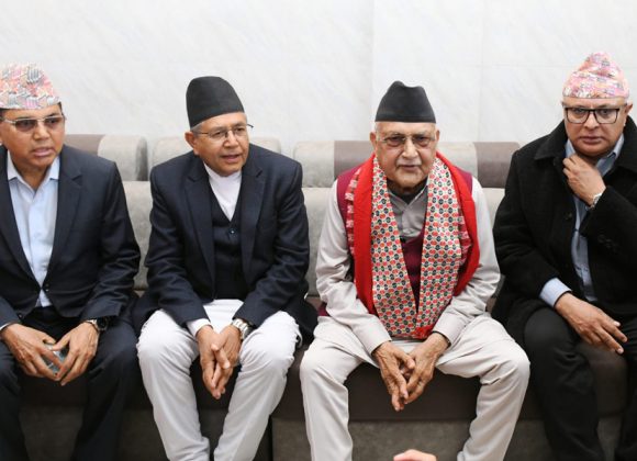 झापा पुगेर केपी ओलीले पत्रकारलाई सोधे– कस्तो हुँदैछ यहाँको माहोल ?