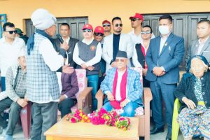 गौरीगञ्जका मतदातासँग संवाद गर्दै एमाले अध्यक्ष ओली