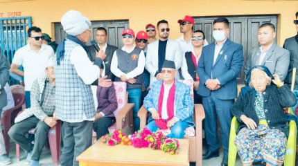 गौरीगञ्जका मतदातासँग संवाद गर्दै एमाले अध्यक्ष ओली