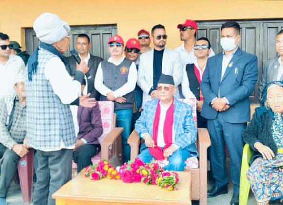 गौरीगञ्जका मतदातासँग संवाद गर्दै एमाले अध्यक्ष ओली