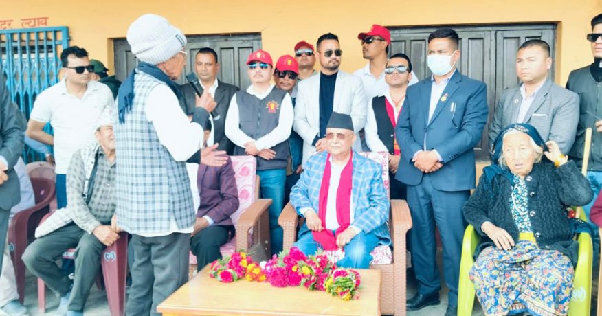 गौरीगञ्जका मतदातासँग संवाद गर्दै एमाले अध्यक्ष ओली