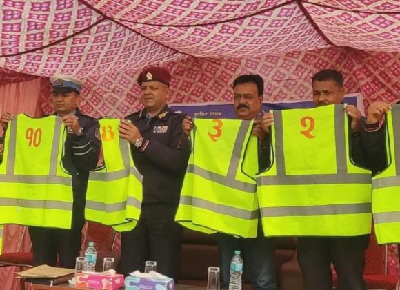 विराटनगरमा सिटी सफारी चलाउन ‘सुरक्षित चालक’ लेखिएको ज्याकेट अनिवार्य