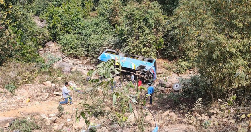 उदयपुरमा बस दुर्घटना, १५ जना घाइते