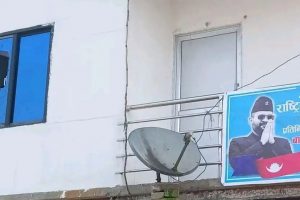 दमकमा बालेनको सम्पर्क कार्यालय भएको घरमा तोडफोड