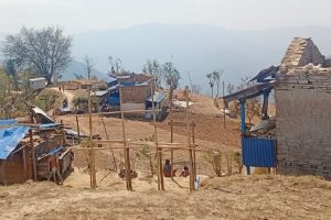 खोटाङको हलेसी तुवाचुङमा हावाले उडायो ५२ घरको छानो