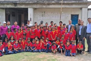 रंगेलीको त्रिभुवन माविका विद्यार्थीलाई पोशाक वितरण