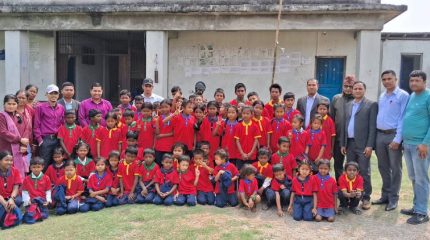 रंगेलीको त्रिभुवन माविका विद्यार्थीलाई पोशाक वितरण