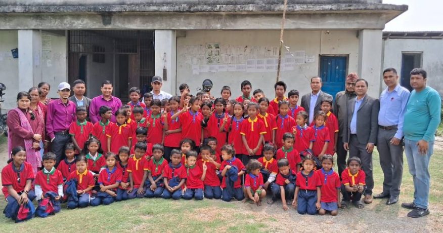 रंगेलीको त्रिभुवन माविका विद्यार्थीलाई पोशाक वितरण