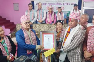 षष्टिका बस्नेत सूचनाको अधिकार पुरस्कार धनकुटाका पत्रकार लम्जेललाई