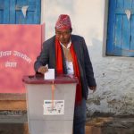 धनकुटामा एमाले उम्मेदवार राजेन्द्र राईले गरे मतदान