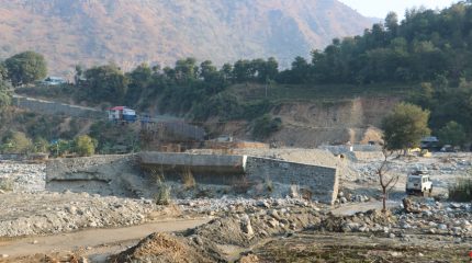 तमोर करिडोर : सडक कालोपत्रे भयो, पुल बन्ने अत्तोपत्तो छैन