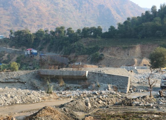 तमोर करिडोर : सडक कालोपत्रे भयो, पुल बन्ने अत्तोपत्तो छैन