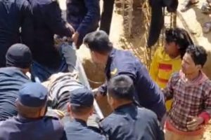 धनकुटामा माटोको ढिस्कोले पुरिएका व्यक्तिको उद्धार