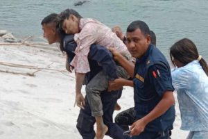 फोटो खिच्ने क्रममा तमोर नदीमा खस्दा महिला गम्भीर घाइते