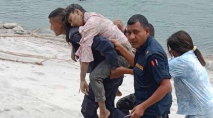 फोटो खिच्ने क्रममा तमोर नदीमा खस्दा महिला गम्भीर घाइते